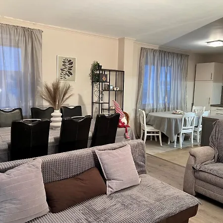 Geraeumiges Haus Mit Viel Platz, Garten Und Den Parkplaetzen * Juebek