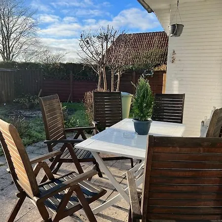 Holiday home Geraeumiges Haus Mit Viel Platz, Garten Und Den Parkplaetzen