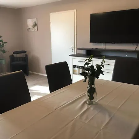 Holiday home Geraeumiges Haus Mit Viel Platz, Garten Und Den Parkplaetzen *